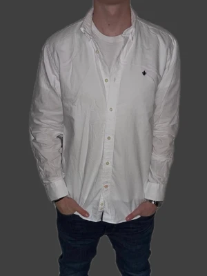 Vit skjorta från Morris - Vit skjorta från Morris i storlek M. Fint skick till ett bra pris. Nypris: 1995kr. Mitt pris: 349kr. Vid frågor eller funderingar, tveka inte att höra av dig.