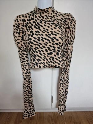 Leopardmönstrad croppad topp - Snygg topp med leopardmönster från Bershka 