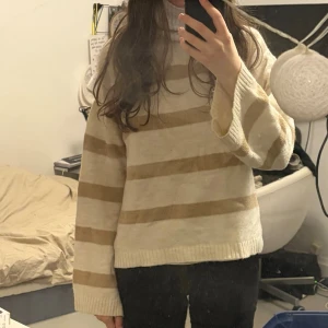 Randig stickad tröja  - Använd någon enstaka gång. Beige randig stickad tröja. Säljer för 200kr + frakt. Vid frågor är det bara att skicka ett meddelande✨