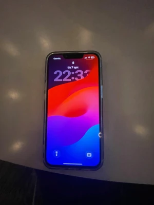 iPhone 13  - iPhone 13 säljes – fungerar bra Säljer min iPhone 13 i fint skick. Telefonen fungerar som den ska och har alltid använts med skal. Perfekt mobil för dig som vill ha en snabb och pålitlig iPhone. Information: • Modell: iPhone 13 • Batterihälsa: 79% • iOS-version: 26.3.1 • Olåst och fungerar med alla operatörer • Skal ingår Telefonen är återställd och redo för ny användare. Pris: (fyll i ditt pris) Hör av dig vid frågor!