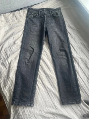 Svarta raka jeans - Säljer ett par svarta raka jeans från Jack&jones med klassisk femficksmodell och läderpatch bak i midjan. Jeansen har normal midja och är tillverkade i slitstark denim. Perfekta för en clean och avslappnad stil. Nästan aldrig använda utan synliga defekter. 