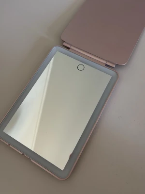 Rosa sminkspegel med LED-belysning - Snygg och smidig sminkspegel i rosa med inbyggd LED-belysning. Spegeln är rektangulär och har ett lock som skyddar glaset när den inte används. Perfekt att ha i väskan eller på sminkbordet. Materialet är plast och spegelglas.