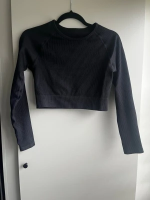Aim’n ribbed croptop  - Svart ribbad croptop från Aimn. Strl L. Knappt använd. Bortklippt lapp. 