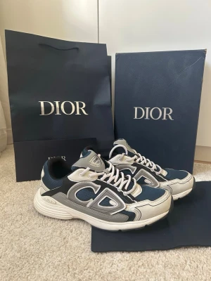 Dior b30 - Tjena säljer dessa riktigt snygga dior b30 trainers i storlek 42, passar perfekt nu inför sommaren om du vill ha komfort och klass samtidigt. Pris 3250 kr. Skicka gärna ett pm om du har några frågor eller funderingar!