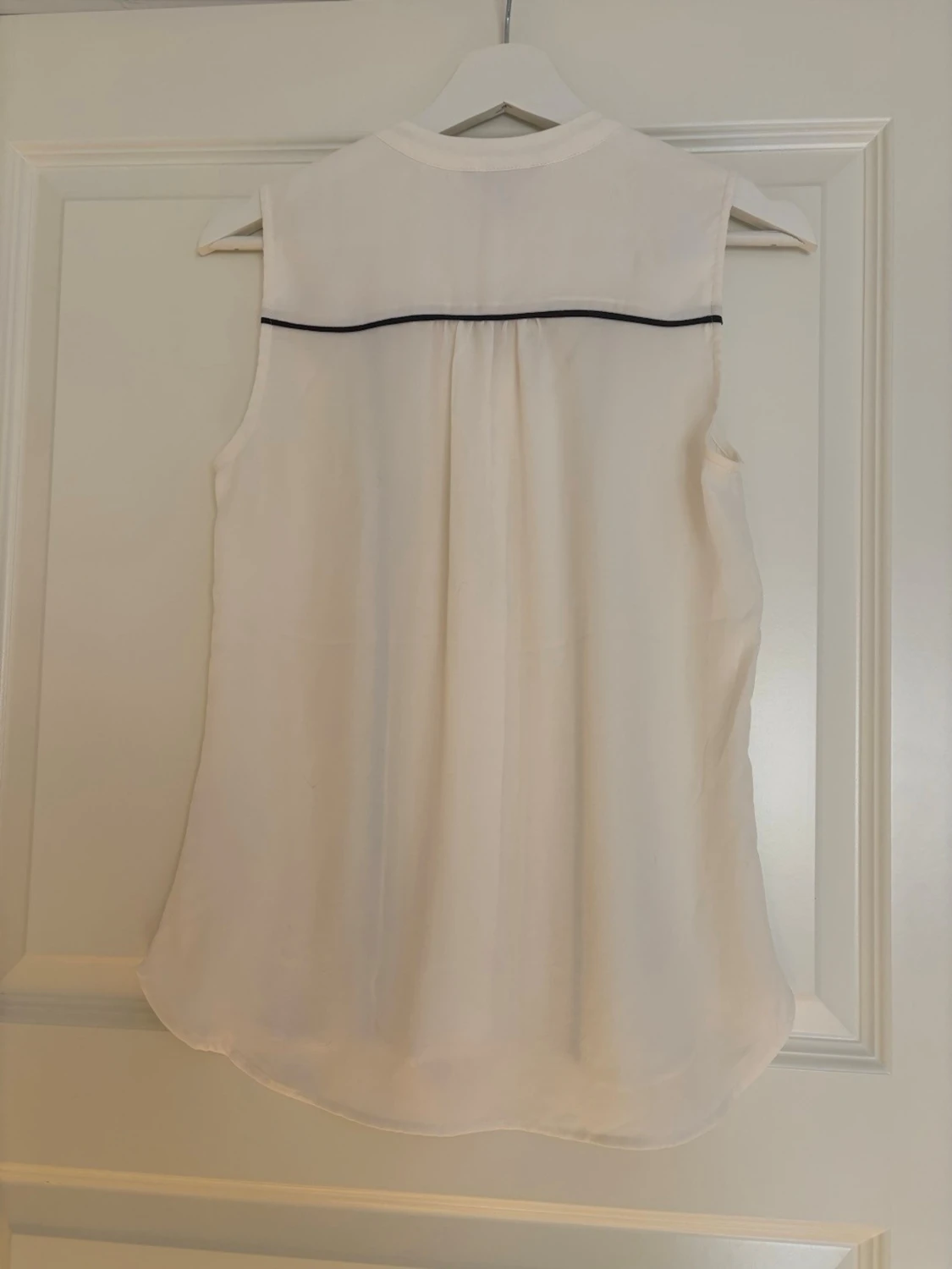 Vit ärmlös blus med svarta detaljer - 1