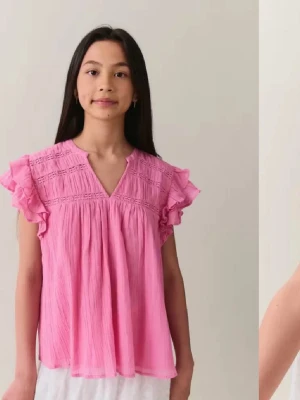 Rosa blus med volangärmar - Supersöt slutsåld rosa volangblus från Gina. Markerad som storlek 152 men jag skulle säga att den sitter som 164 då den passar mig som vanligtvis använder Xs