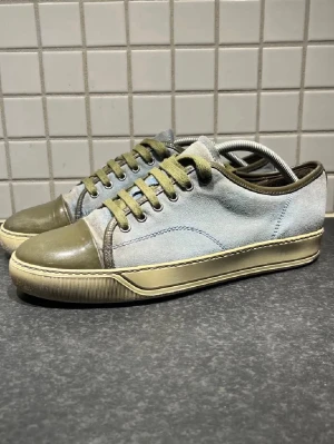 Lanvin skor - Tjenare allihopa just nu så säljer jag mina Lanvins då jag håller på att byta stil. Skorna är i bra skick men några små defekter. Skorna är storlek sex och passar mig som bär storlek 42 och 43. Hör av er om frågor!kartong ingår ej