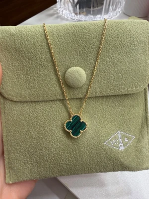 Van cleef halsband  - Upptäck ett stilrent klöverhalsband som kombinerar elegans och kvalitet i varje detalj. Tillverkat av rostfritt stål och förgyllt med  äkta 18K guldplätering, ger det en lyxig lyster som håller över tid. Klöverdesignen symboliserar tur och skönhet, vilket gör halsbandet till mer än bara en accessoar – det är ett statement.  Perfekt för att lyfta din vardagslook eller komplettera en festoutfit. Ett tidlöst smycke som passar alla stilar och tillfällen.