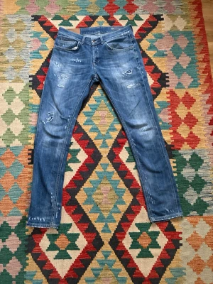 DonDup George jeans - Säljer ett par dondups!  Längd:101cm bredd: 41cm hör av er för priset är ej fast 