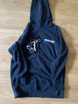 Jack & Jones hoodie - Jack & Jones hoodie i mycket bra skick. Har både vita snören som är tillköpta och de blåa orginalet kan skicka med vilket av dom vid behov eller båda. Skriv gärna innan ni köper. Kan fixa mått vid behov annars mycket bra skick. Storleken är okänd men tror den är Nånstans runt M/L eftersom den passar mig som är 183cm.