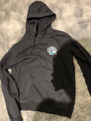Adidas hoodie - Svart adidas hoodie med motiv på ryggen 