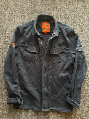 Superdry overshirt - Sjukt eftertraktad Superdry overshirt/jacka i marinblå – sjukt sällsynt, stl S. Fint skick och sitter riktigt bra, perfekt till vardag och nu till våren 🌿  Kan även gå ner lite i pris vid snabb affär ✌️ Skickas inom 24h 📦
