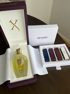 Xerjoff Naxos 100 ml + Tester Torino 21, Uden, Alexandria II & Naxos - Säljer Xerjoffs populära parfym Naxos i 100 ml✨ Se bild för mängd parfym! Köpt för ca en månad sedan för 2800 kr. Även tester på 2 ml vardera i parfymerna Torino 21, Uden, Alexandria II och Naxos🤩 Se bild för mängd parfym i testerna. Testerna är köpta för ca 300 kr.  Allt är i originalförpackning och mycket fint skick!!  Hör gärna av dig vid frågor🥰