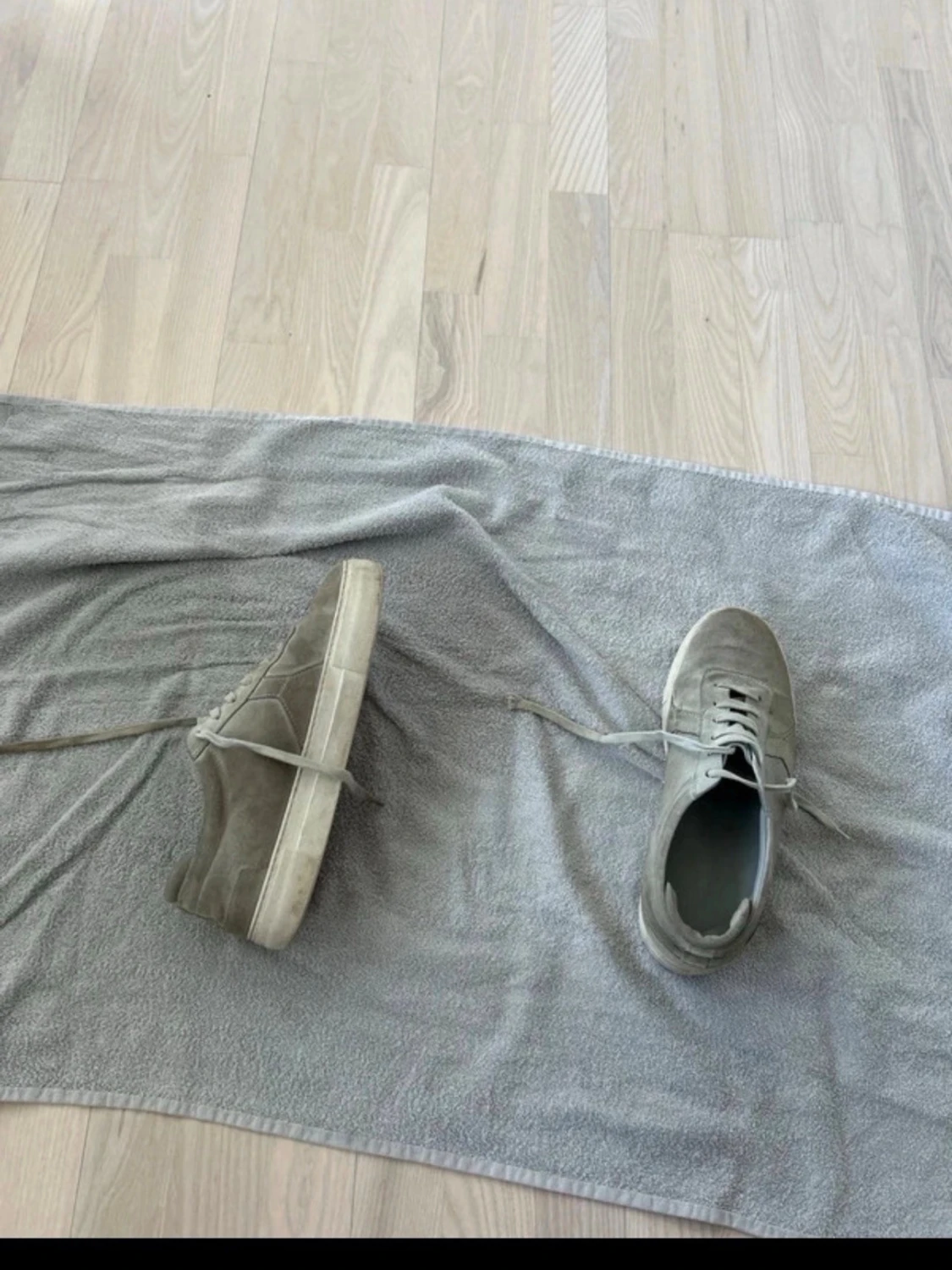 Gråa sneakers från axel arigato - 2