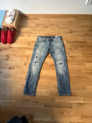 Jack & Jones Jeans - Ett par feta Jack & Jones Jeans med slitningar! Perfekt för dig till sommaren och vinter som vill vara grisch/laidback. hör av dig för frågor, prissänkning. W29 L30