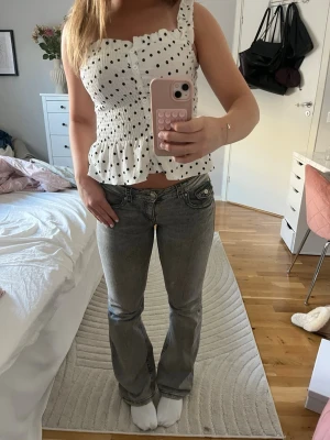 Grå bootcut jeans med låg midja - Säljer ett par gråa bootcut jeans med låg midja från Gina tricot 💘 Passar mig som är 164 🥰