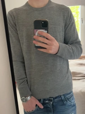 Grå merinoull tröja från Uniqlo - Tja! Säljer en riktigr snygg merinoull tröja ifrån Uniqlo! Storlek M, Jag på bilden är 183! Hör av er vid minsta lilla fundering🙌