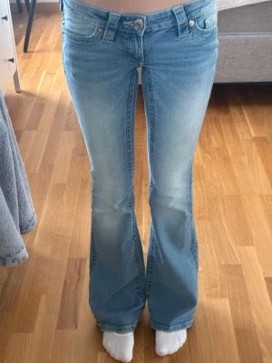 Low waist jeans Gina  - Säljer dessa jeans från Gina 14+ har använt dom typ 4 gånger, storlek XS och passar mig som är 1,63 passar även dom som är några cm längre än så