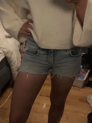 Ljusblå jeansshorts med fransig kant - Säljer ett par ljusblå jeansshorts med lågmidja från Zara , som ej säljs längre 