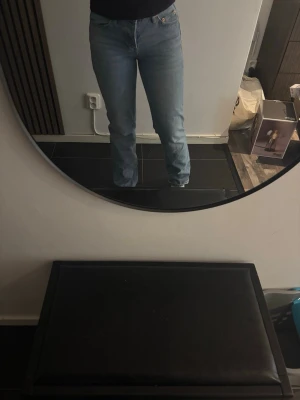 Ljusblå raka jeans - Säljer ett par ljusblå jeans med klassisk femficksdesign och raka ben. Jeansen har en avslappnad passform och är tillverkade i bomull. Perfekta för en casual look och funkar året runt. 