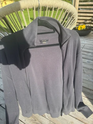 Cardigan från Massimo dutti  - Grå/blå zip tröja från Massimo dutti. Säljer för att den är för liten.