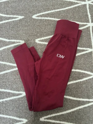 Vinröda seamless leggings från ICANIWILL - Säljer ICIWs vinröda trikåer. Storlek XS. Annars utmärkt skick, men jag tror att förra säljaren har lagat trikåerna vid sömmen. Reparationen är nästan omärklig (sista bilden). Inget veck i ryggen. 🤍
