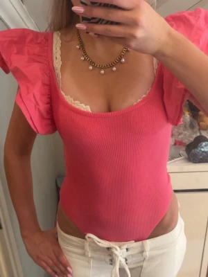 Rosa volangbody från Zara  - Supersöt trendig rosa volangbody från Zara i nyskick! Liknar den på bild 1 men är ej samma!