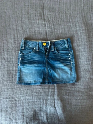 Blå jeanskjol med låg midja - Jätte snygg jeanskjol från Big Star med lågmidja. Kjolen har en jätte fin blå färg som passar till nästan allt och den är perfekt inför sommaren! Fråga om mått.