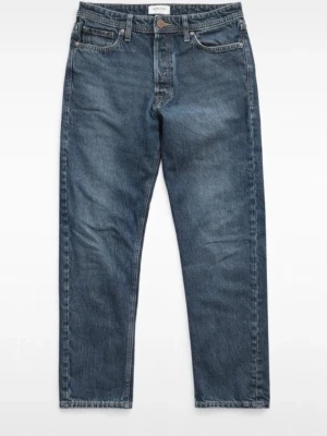 Jack & Jones - Snygga jeans från Jack & Jones i klassisk blå tvätt. Skön passform med naturligt slitna detaljer som ger en clean och trendig look.  Bra skick – inga större  skador, bara en liten, stilig,  snygg slitning! Perfekta till både vardag och lite mer uppklätt.  Storlek: 31/32 Passform: Relaxed 