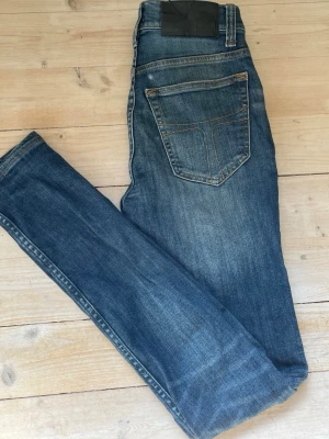 Tiger of Sweden  - Snygga Tiger Of Sweden jeans i storlek 27/32. Modellen är ”Jade” som är skinny fit. Jeansen har en snygg tvätt och är i väldigt bra skick med utan defekter. Priset är ej hugget i sten 🪨 