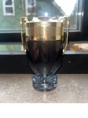 Paco Rabanne Invictus parfymflaska 100mö - Paco rabannd invictus parfum 100 ml flaska. Ca 90 ml kvar 