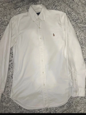 Vit skjorta från Ralph Lauren - Längden = 75 cm, axelbred = 42 cm