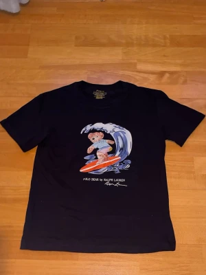 Polo bear t-shirt  - BESKRIVNING  Märke • Ralph lauren  Nypris • 299 Storlek • M - Slimfit Skick • mycket bra skick  • Skicka meddelande vid frågor eller bud! • Lägg till i bundle för att spara upp till 20%! • Samma eller nästa dags leverans garanteras 😊  