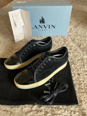Lanvin DDR1 skor - Säljer nu dessa otroligt fina lanvins DDR1 skor i storlek 41-42. Skorna har allt og inklusive kvitto. Fint skick på skorna som syns på bilderna