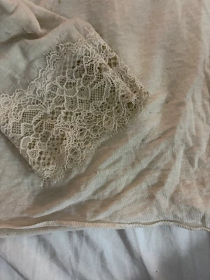 Beige intimissmi tröja med spetsdetaljer - Supersött beige tröja från intimissmi  med vackra spetsdetaljer vid ärmsluten. Mjukt material som känns skönt mot huden och ger en romantisk känsla. Perfekt för mysiga kvällar hemma.