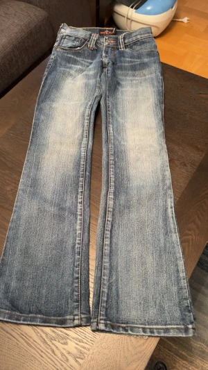 Fina Jeans - Storleken är S men den sitter mycket mer som XS 🌸  Midja: 60 Innersben: 73 Yttresben: 90