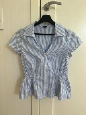 Blårandig blus - Snygg figursydd blus med blå och vita ränder. Jättefin men säljer då den inte kommer till användning🥰🥰