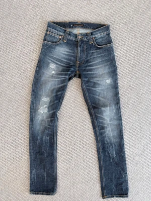 Nudie jeans - Säljer ett par Nudie jeans i storlek 28/32. Dessa jeans är använda och riktigt feta! Nypris är 1600+ modell: Thin finn