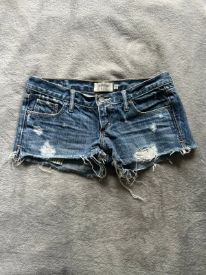 Lågmidjade korta jeansshorts Abercrombie&Fitch  - Supersnygga lågmidjade jeansshorts från Abercrombie&Fitch i storlek 00. Skulle säga XS. Midjemått finns i bilderna, bra skick❤️Tyvärr blivit försmå