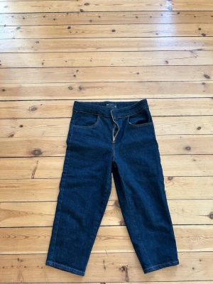Mörkblå Capri jeans asos design - Helt nya Capri jeans strl 40 men liten i storleken, passar strl 38. Märke asos design
