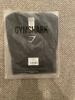 Onyx v5 - Svart Gymshark Onyx 5.0 seamless t-shirt i muscle fit. T-shirten är kortärmad och har en stilren design med Gymshark-logga framtill. Perfekt för träning och tillverkad i ett stretchigt syntetmaterial som andas.
