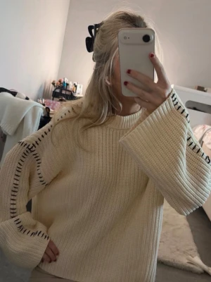 Stickad tröja  - Trendig stickad tröja med svarta sömmar från Gina tricot 