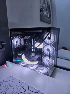 Gaming pc -  Kraftfull gaming dator med Intel i5-12400F processor och 32GB DDR5 RAM. Perfekt för spel och andra krävande uppgifter. Grafikkortet är eN 3070 GeForce RTX. MOTHERBOARD kommer med wifi 6. Klarar av alla spel perfekt. Det går att byta till vilken färg man vill på fläktarna 