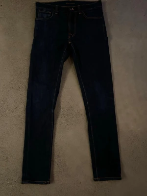 Nudie Jeans Dry 16 Dips 30/32 - Såna här jeans behöver ingen stor logga för att sticka ut. Kvaliteten och passformen talar för sig själv! Nypris 1600. Köp innan dem säljs! Lär inte ligga ute länge, köp innna nån annan hinner före.