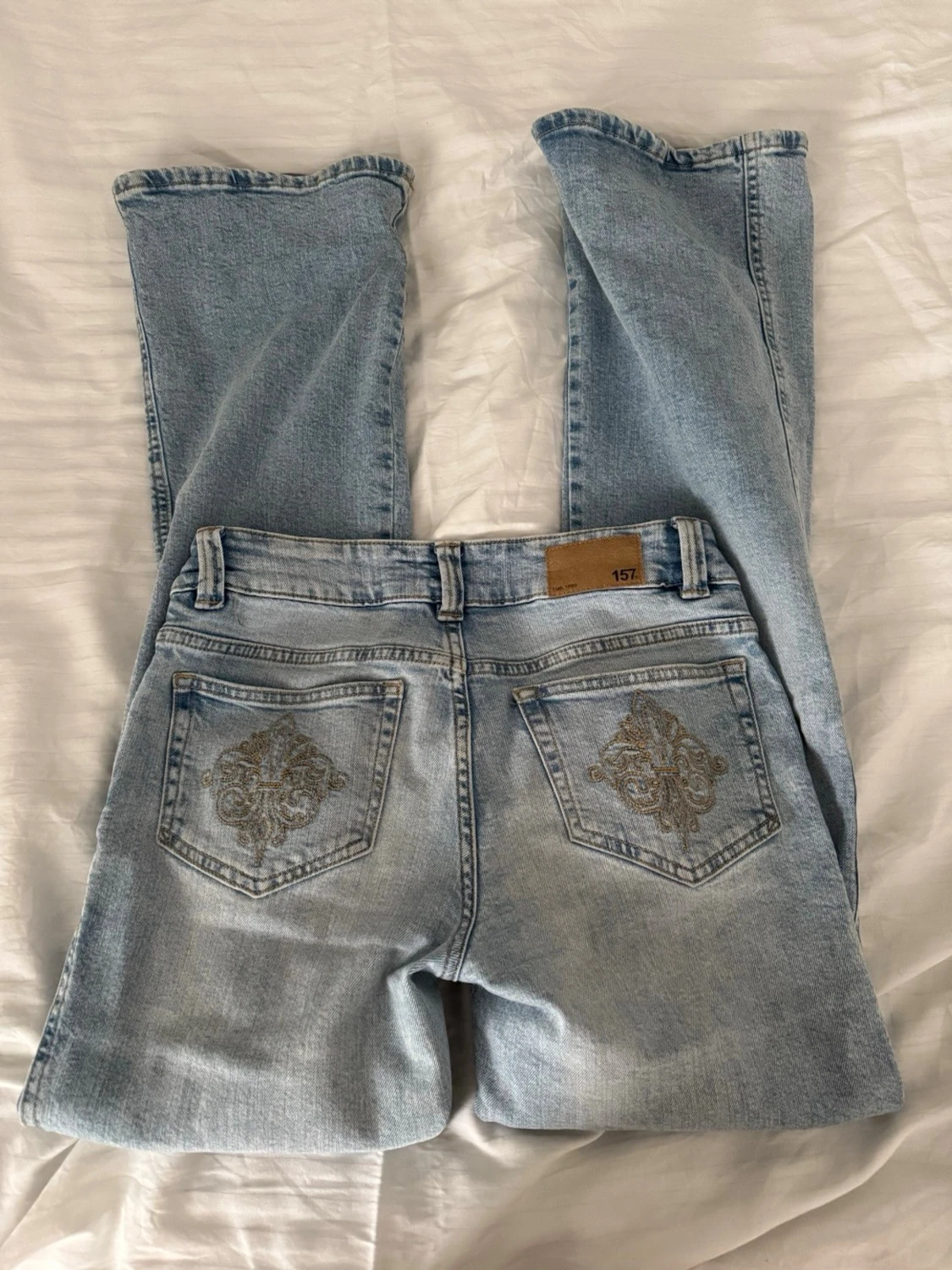 Ljusblå bootcut jeans med brodyr - 3