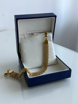 GULDPLÄTERAD ARMBAND  - Armband i guldpläterad guld, storleken är mellan 16-21cm. Box medföljer ej med.