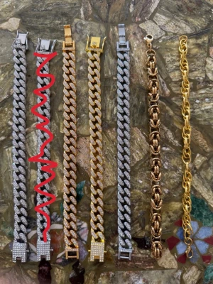 Olika armband - 100kr/styck - Hej! Säljer dessa armband 100kr styck pris kan diskuteras samt paket pris kan också diskuteras! För frågor skriv eller för exakta mått så bara skriv!