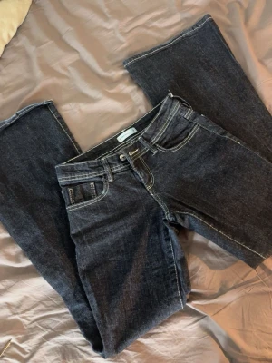 Lågmidjade jeans Gina tricot  - Mörkblå lågmidjade bootcut/flare jeans från Gina tricot 