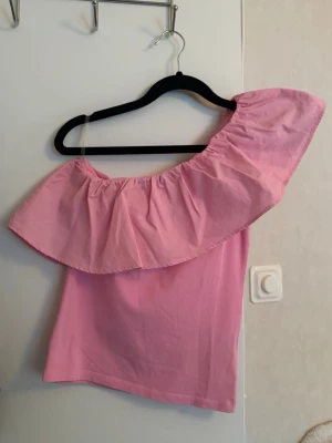 One shoulder topp - Jättefin one shoulder topp perfekt till sommaren❣️storlek 158/164 men sitter som en xs