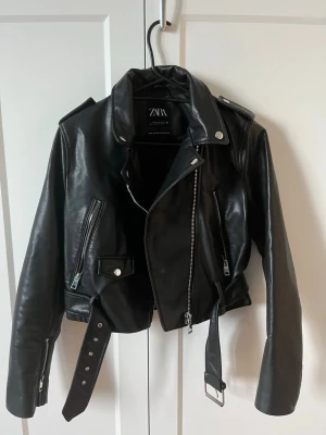 Svart skinnjacka från Zara - Snygg svart skinnjacka från Zara i en cropped modell🖤
